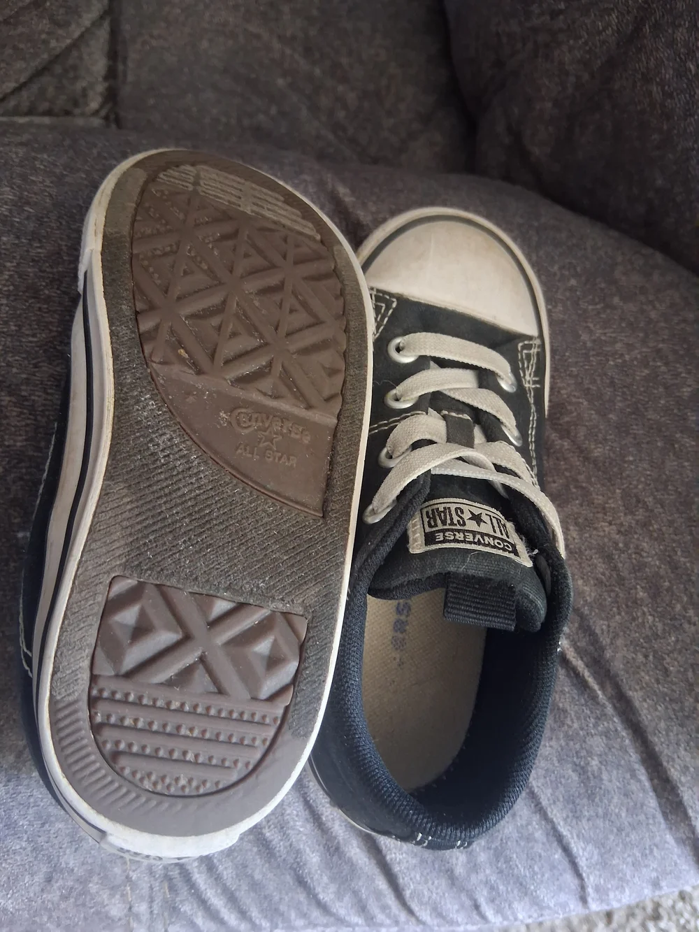 Used Converse Toddler Black and White Low Top Sneakers Size 10
